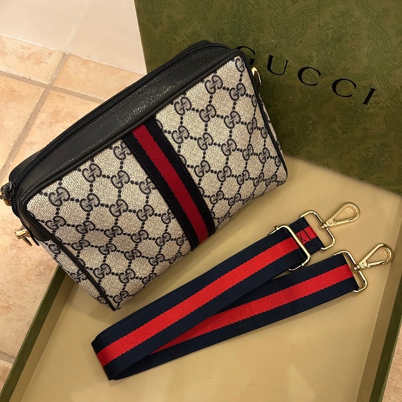 Gucci Handbags - Authentic Gucci Crossbag